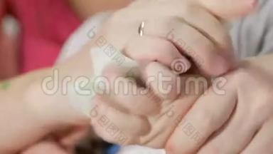 妈妈用棉垫作画后给宝宝洗手.. 手指被<strong>清洗</strong>了很长一段<strong>时间</strong>。 特写镜头。