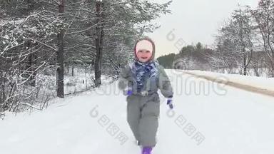 <strong>冬天</strong>森林里的<strong>小孩</strong>子穿过雪朝镜头跑去。
