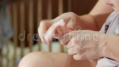 妈妈用棉垫作画后<strong>给宝宝</strong>洗手.. 手指被清洗了很长一段时间。 特写镜头。