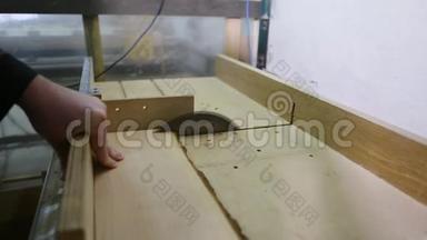 木工车间用台式圆锯切割木材