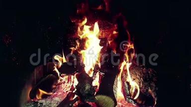 真正的火苗燃烧着树枝，壁炉在缓慢地移动