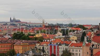在布拉格，捷克<strong>共</strong>和国的旧城镇建<strong>筑</strong>与<strong>红色</strong>屋顶的空中延时视图。 圣维特大教堂