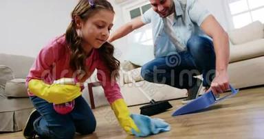 女儿帮父亲打扫地板