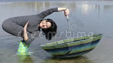 女孩站在水里，<strong>缓慢</strong>地<strong>转动</strong>伞。