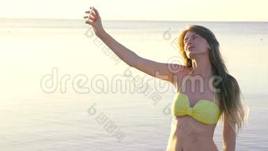 年轻女子在海边自拍。 高清高清