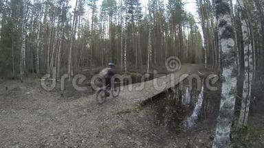 骑着山地车的自行车在秋天的森林里骑得很快