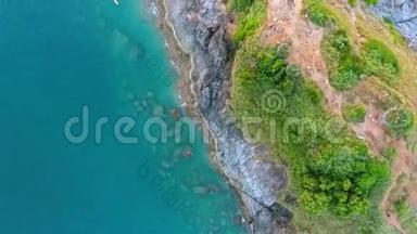 有棕榈树、蓝色的水和岩石的普龙普角悬崖。 高清空中鸟眼镜头。 泰国普吉岛。