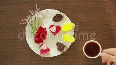 杯子里的<strong>红茶</strong>和咖啡。 有<strong>饮料</strong>和甜点的桌子。 情人节`
