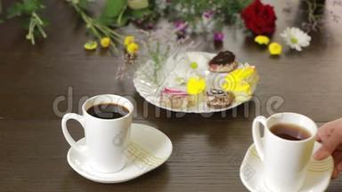 杯子里的<strong>红茶</strong>和咖啡。 有<strong>饮料</strong>和甜点的桌子。 情人节`