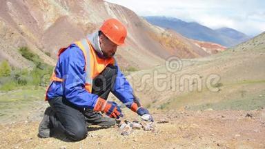 戴手套、头盔、反光背心的采矿工程师或地质学家
