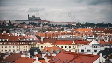 在布拉格，捷克共和国，旧城镇建筑的红色屋顶的空中延时视图。 圣维特大教堂