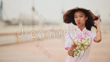 穿着越南民族传统服装的<strong>女孩</strong>自己用手机拍照。