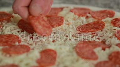 做披萨，放意大利香肠，意大利香肠