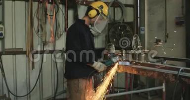 一名工人用金属磨床磨削金属的慢速镜头