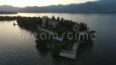城堡。 意大利群山环绕的美丽的加尔达湖全景。 无人机视频拍摄