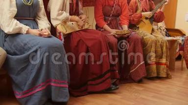 俄罗斯民间音乐团体-穿传统服装的女孩演奏乐器