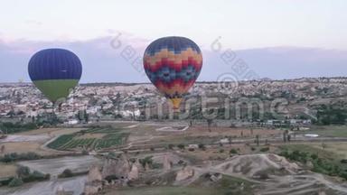 许多五颜六色的热气球飞在<strong>山上</strong>-卡帕多西亚<strong>日出</strong>时的全景。