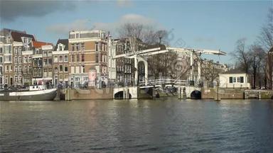 城市生<strong>活</strong>。 阿姆斯特丹历史<strong>悠</strong>久的运河房屋、桥梁和交通