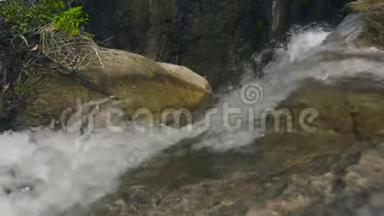 湍急的河流在热带森林中流淌.. 大石头上的瀑布流出来的河水。