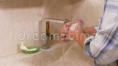 老人在洗澡时用肥皂洗手. 治疗后他用水冲洗双手. 纯洁的概念
