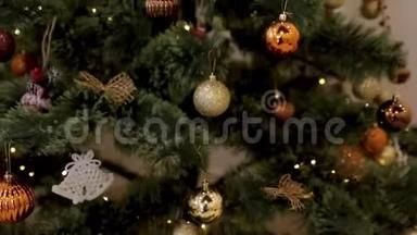 圣诞<strong>大餐</strong>。装饰精美的房子和一棵圣诞树。挂在装饰过的