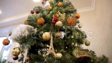 圣诞<strong>大餐</strong>。装饰精美的房子和一棵圣诞树。挂在装饰过的