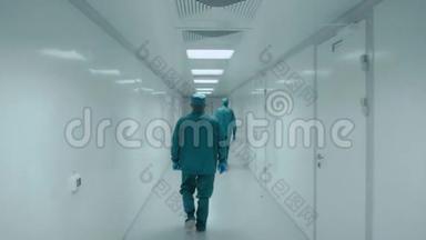 两个药剂师沿着<strong>实验室</strong>的白色走廊走着