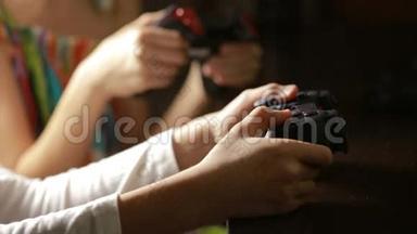 玩电子游戏的人用操纵杆。 儿童`手的特写