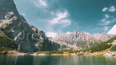 波兰塔特拉国家公园。 平静的沙尔尼湖在雷西和夏季山脉景观下。 美丽的自然，风景