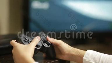 玩电子游戏的人用操纵杆。 儿童`手的特写