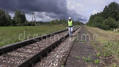 铁路工人带着手机和<strong>可调节</strong>扳手在铁路附近慢动作行走