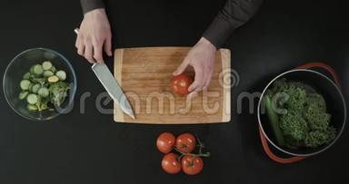 切西红柿在桌子上做菜。 蔬菜在烹饪过程中的<strong>菜肴</strong>。 健康饮食的蔬菜