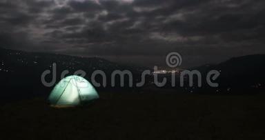 乌云背景下的发光帐篷
