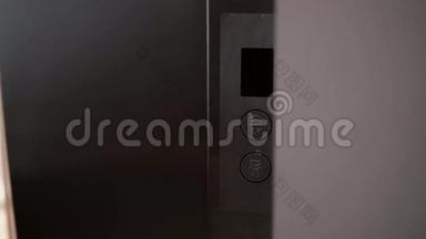 <strong>电梯</strong>来到楼层，门打开，女人进入<strong>电梯</strong>，按下按钮和门关闭。 4K