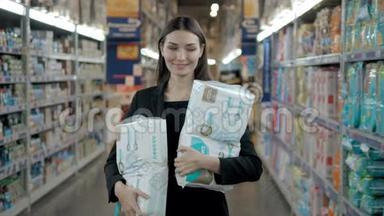 <strong>孕妇</strong>在超市买尿布，购物中<strong>心</strong>年轻快乐母亲的画像