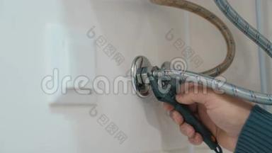 水管工安装热水器软管.