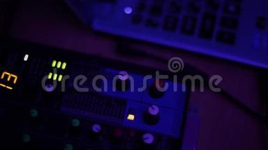 混音控制台又称音频混音机，音板，混音甲板或混音机是一种电子设备..