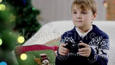 一个小男孩在他的游戏机上玩电子游戏
