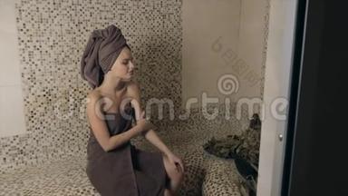 迷人的女人在哈曼-土耳其蒸汽浴室与瓷砖罗马风格放松