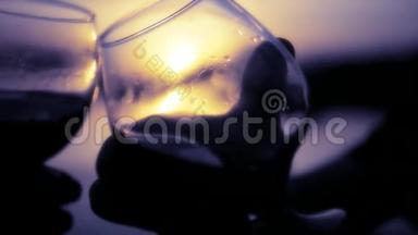 两个玻璃杯与各种饮料的背景下，水的下降是互相钩针。 慢动作