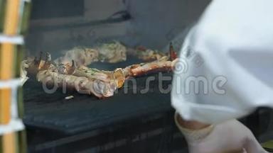 美味的螃蟹触角在餐厅的一个大烤箱里烤。 烤红螃蟹。 特写