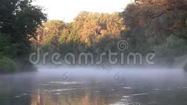 清晨，河上的晨雾弥漫