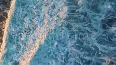 空中无人驾驶飞机的视频海浪撞击在海岸。 追踪海浪的镜头创造了一个纹理