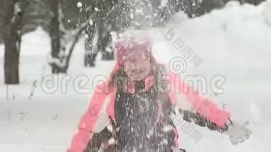 快<strong>乐</strong>的孩子在雪地里玩耍的慢动作。 快<strong>乐</strong>的女孩在冬日外面玩得<strong>开心</strong>