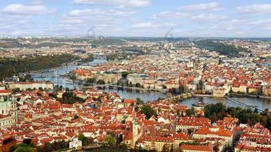 在布拉格，捷克<strong>共</strong>和国，旧城镇建<strong>筑</strong>的红色屋顶的空<strong>中</strong>延时视图。 圣维特大教堂