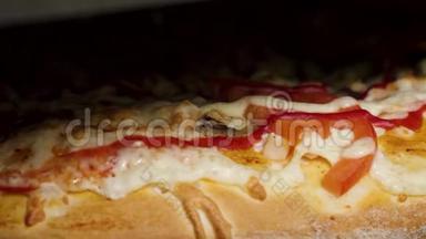 培根和蘑菇比萨饼和一个比萨饼切割机。 框架。 提供美味的热带火腿和菠萝披萨