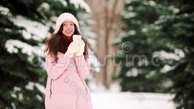 美丽的女人带着咖啡在美丽的冬雪天<strong>出门</strong>