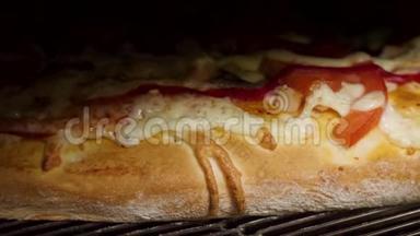 培根和蘑菇比萨饼和一个比萨饼切割机。 框架。 提供美味的热带火腿和菠萝披萨