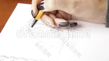 女人在笔记本上画素描，用铅笔在素描本上画眼睛