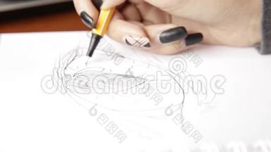 女人在笔记本上画<strong>素描</strong>，用铅笔在<strong>素描</strong>本上画眼睛